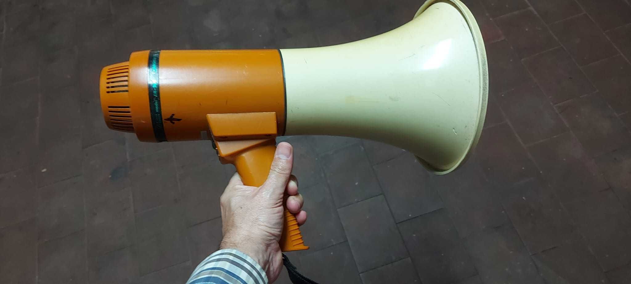 Megafone antigo...funciona com pilhas