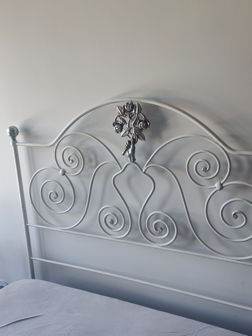 Cama de solteiro Vintage em ferro branco