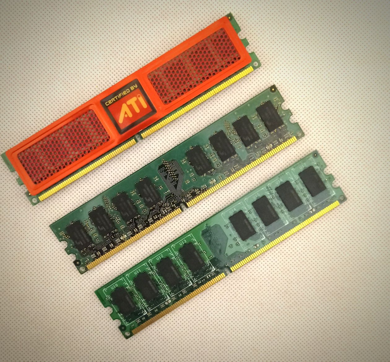 • Оперативна пам'ять • DDR2 2+2+1 ГБ •