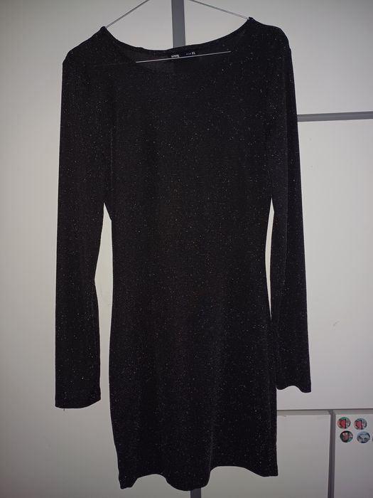 czarna sukienka z brokatem, z długim rękawem, z wycięciem na plecach,