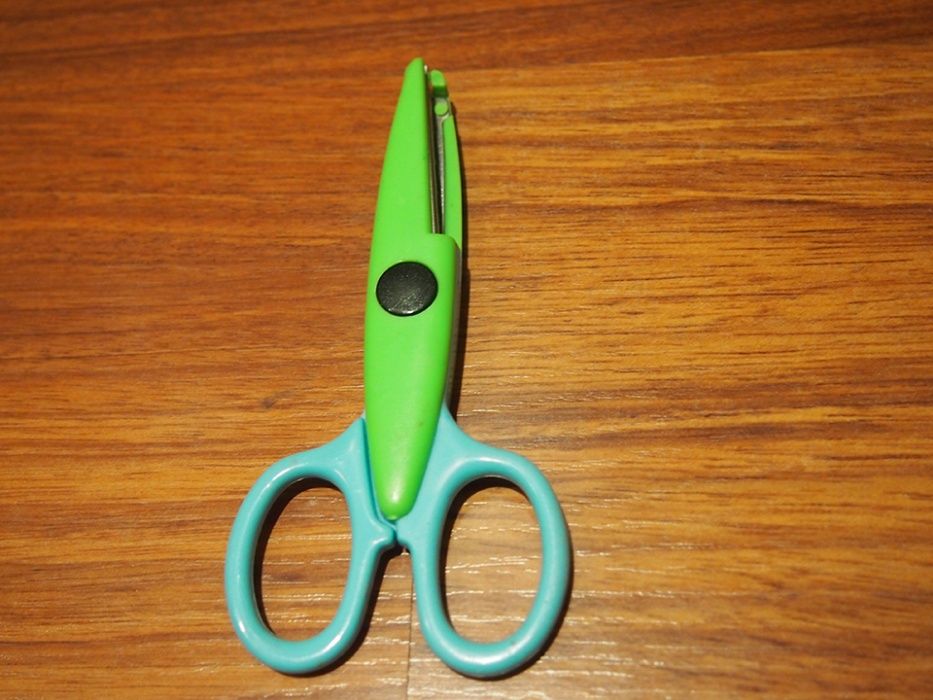 Tesoura de papel efeito ondas