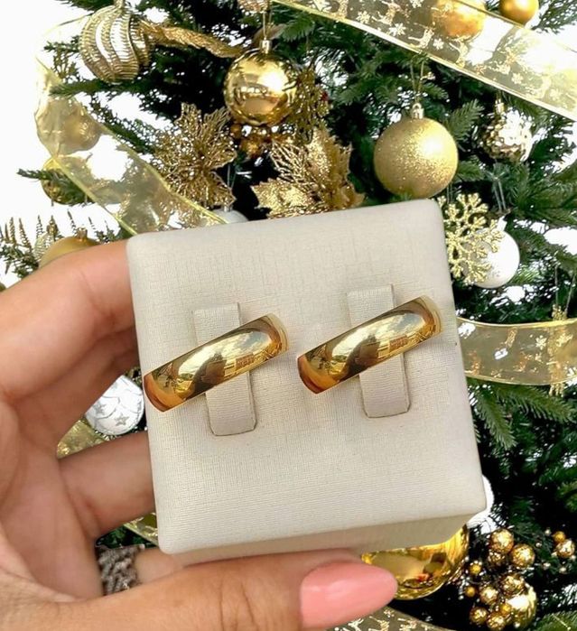 Elegancka tradycyjna para złotych OBRĄCZEK ślubnych