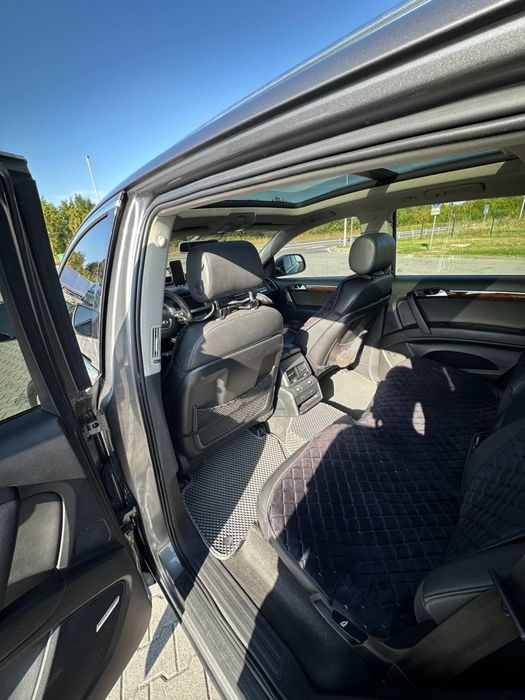 Ауді Q7 2012 р. Машина на повному ходу.