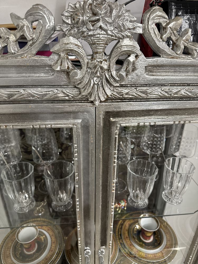 Stylowa srebrna witryna drewniana szufaldy wzklane pólki kryształy