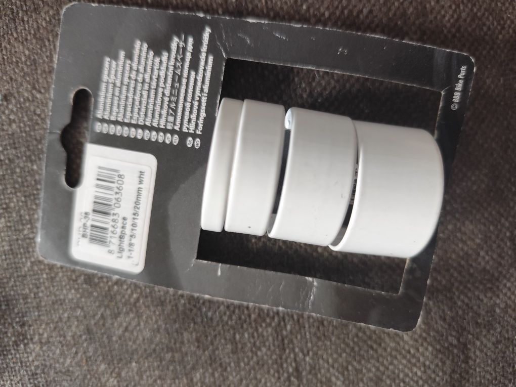 Białe podkładki pod mostek a head 1,1/8 cala