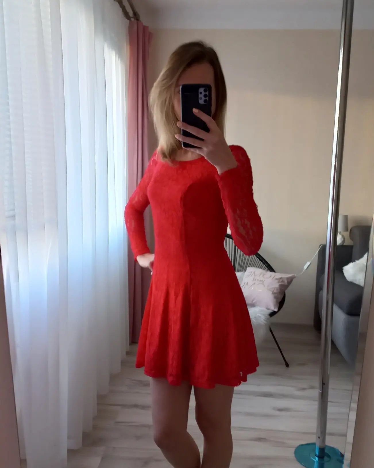 Czerwona koronkowa sukienka