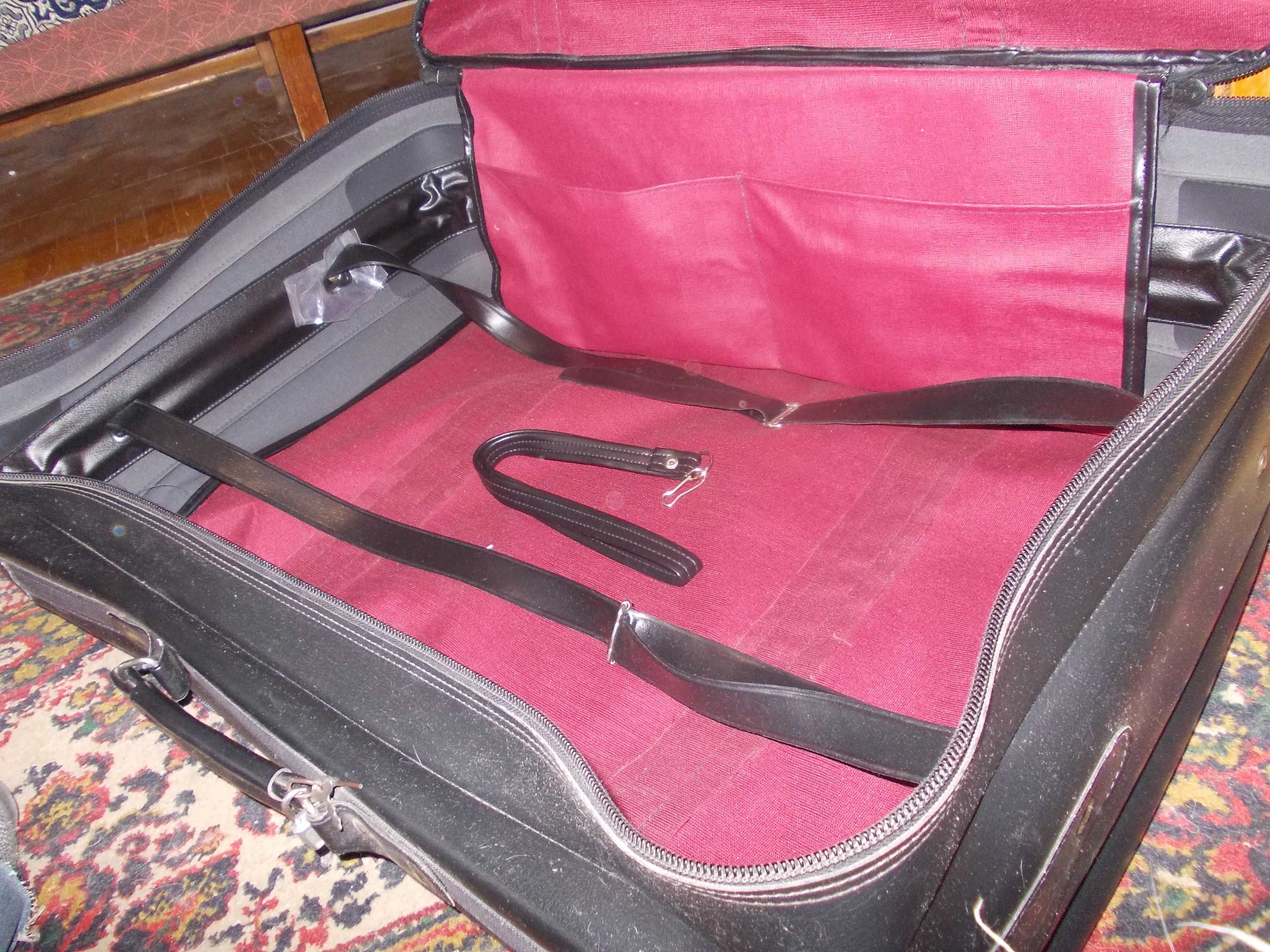 Недорогой, вместительный и в отличном состоянии - 4-колесный чемодан
