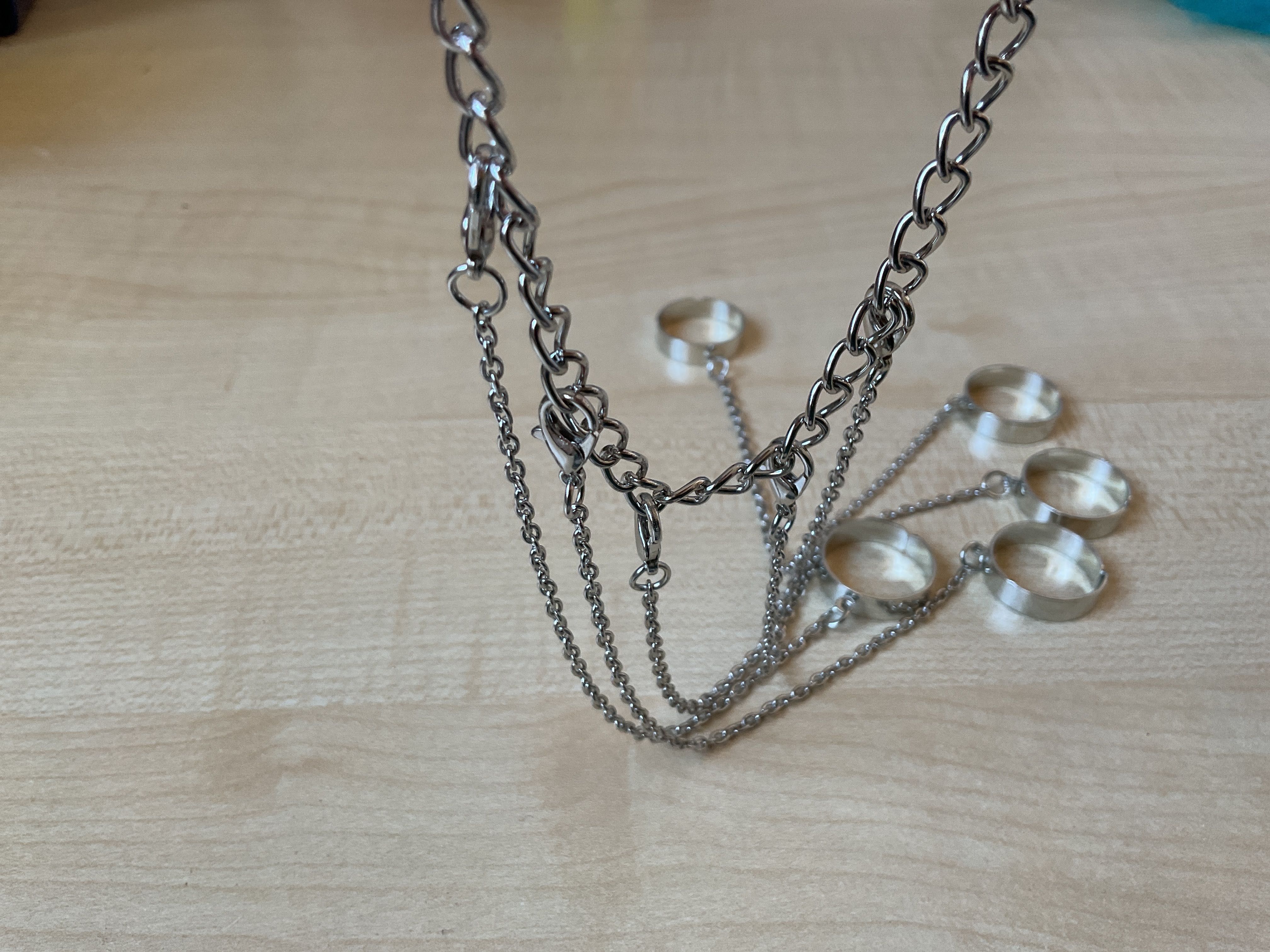 Metalowa bransoletka połączona z pierścionkami