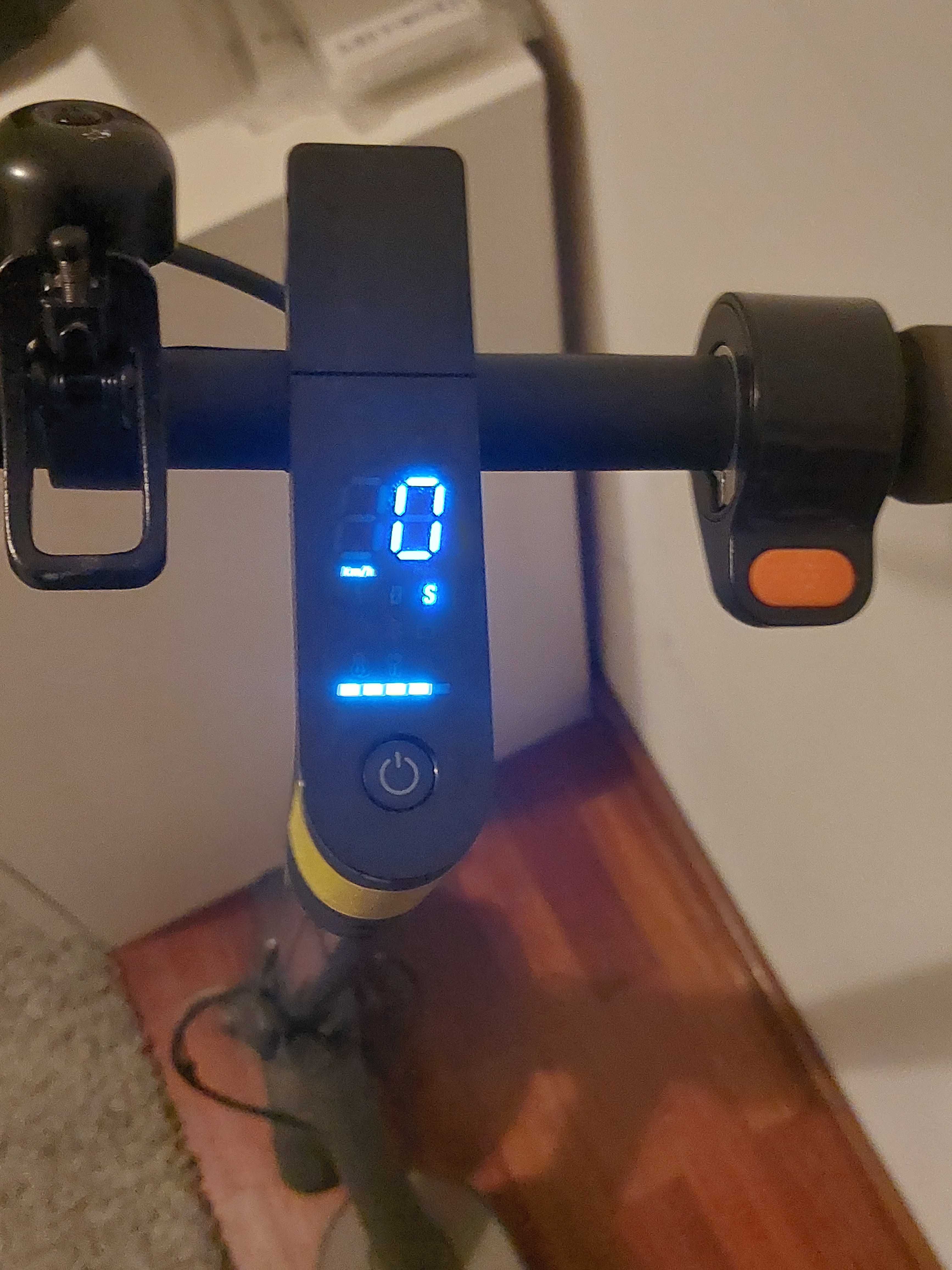 Trotinete elétrica Xiaomi com capacete incluído