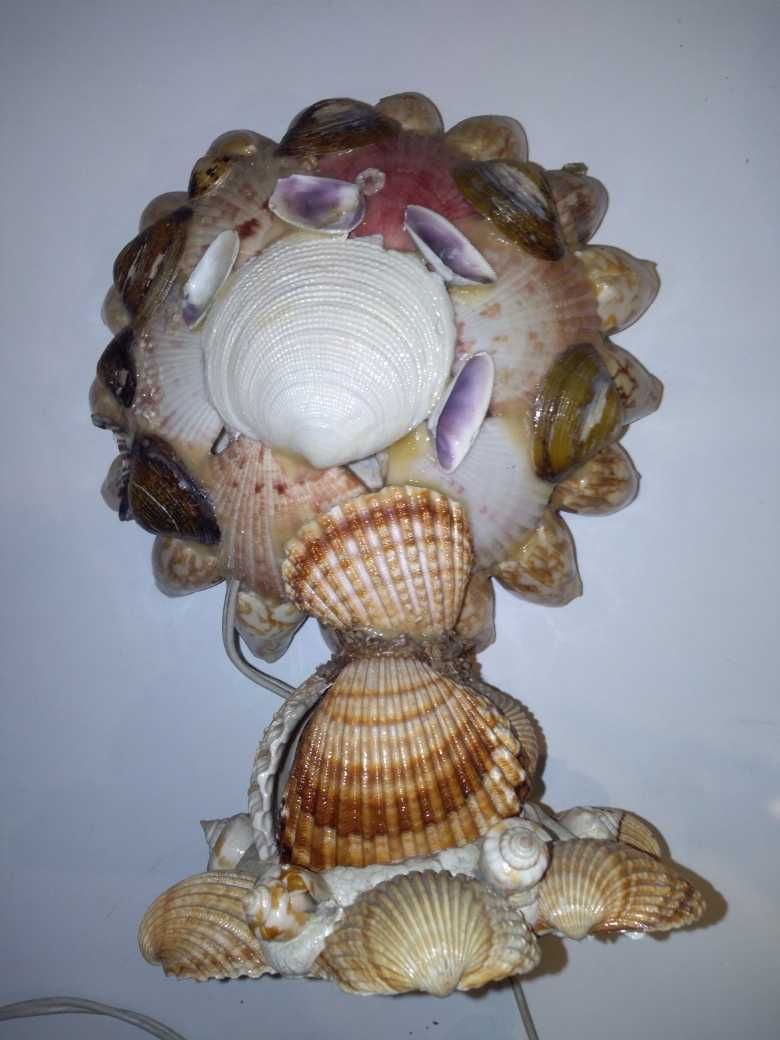 Candeeiro artesanal de conchas e escultura de Cristo