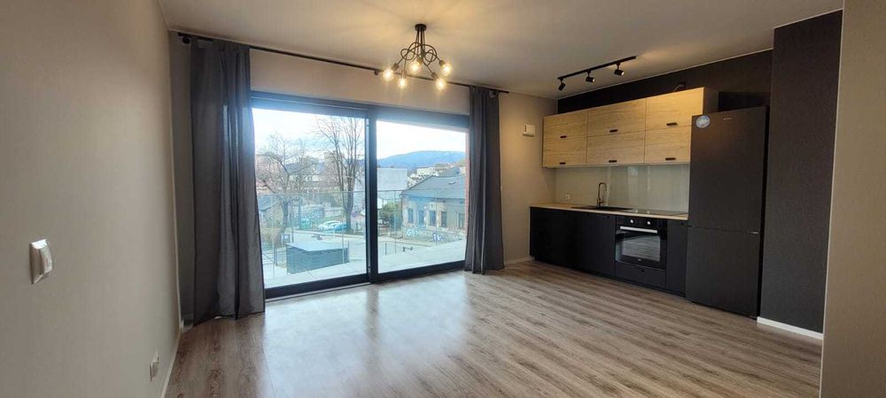 Stylowe mieszkanie blisko centrum z dużym tarasem i widokiem na góry.