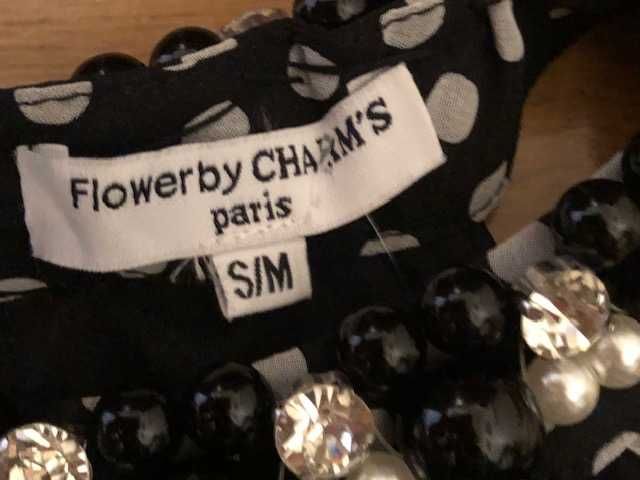 Vestido preto com bolas brancas, muito vaporoso e elegante