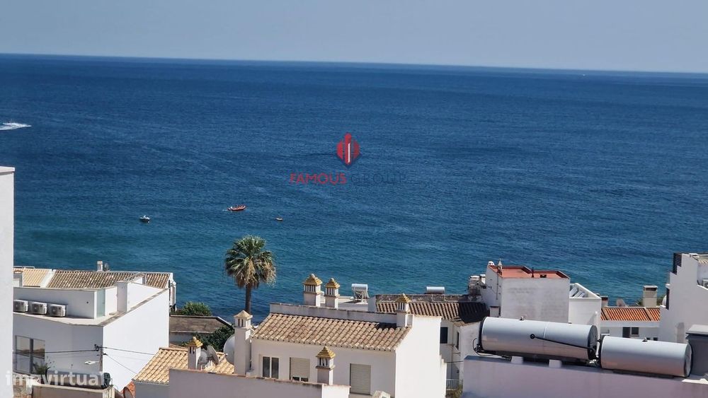 Condomínio fechado praia da Luz com piscina e garagem