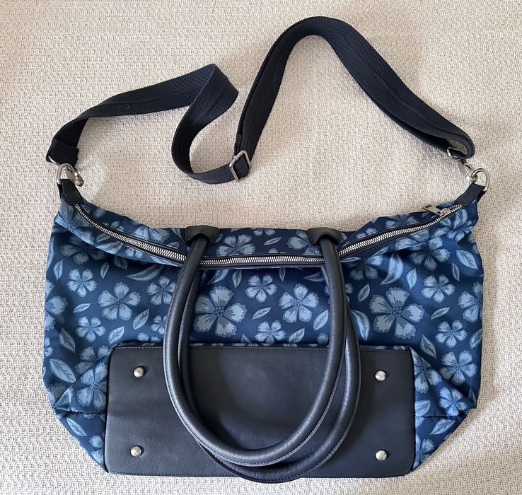 Mala de mão grande a tiracolo