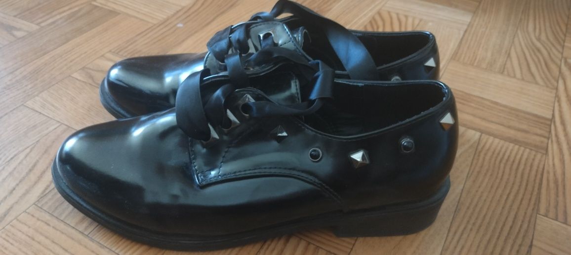 Czarne buty wiązane z ćwiekami