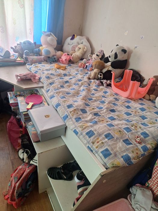 Cama com escravaninha e com arrumação por baixo
