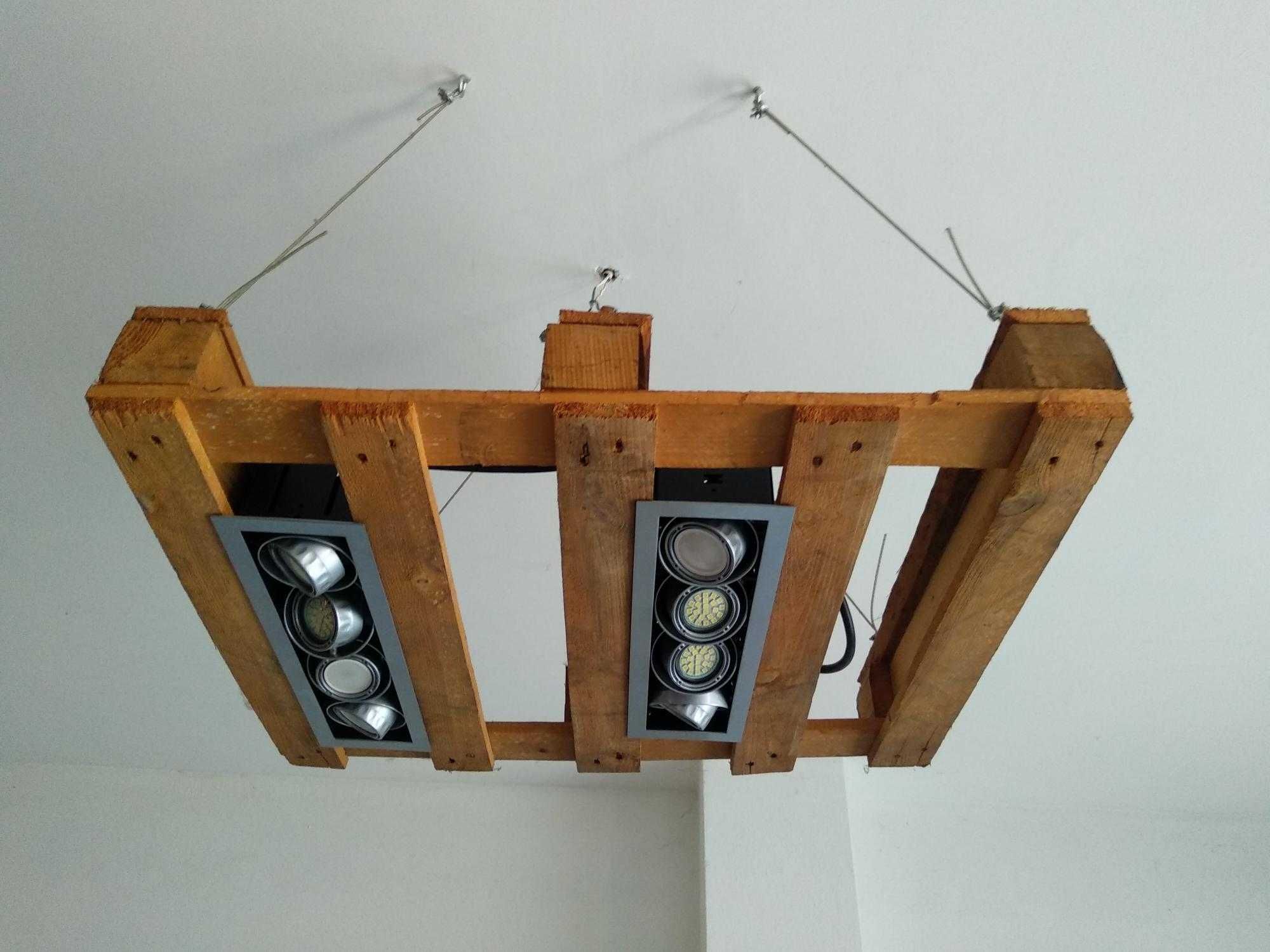 Projetores de luz encastrados em paletes para tecto.
