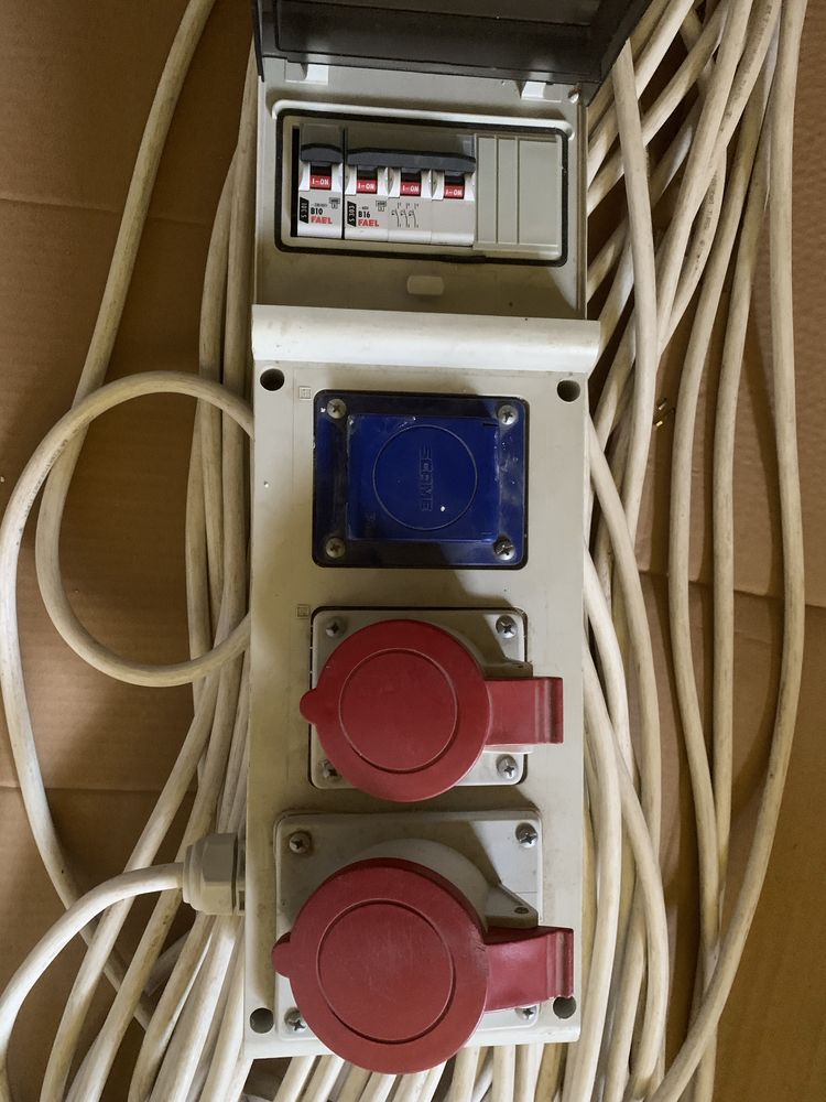 Przedłużacz elektryczny ze skrzynką rozdzielczą.