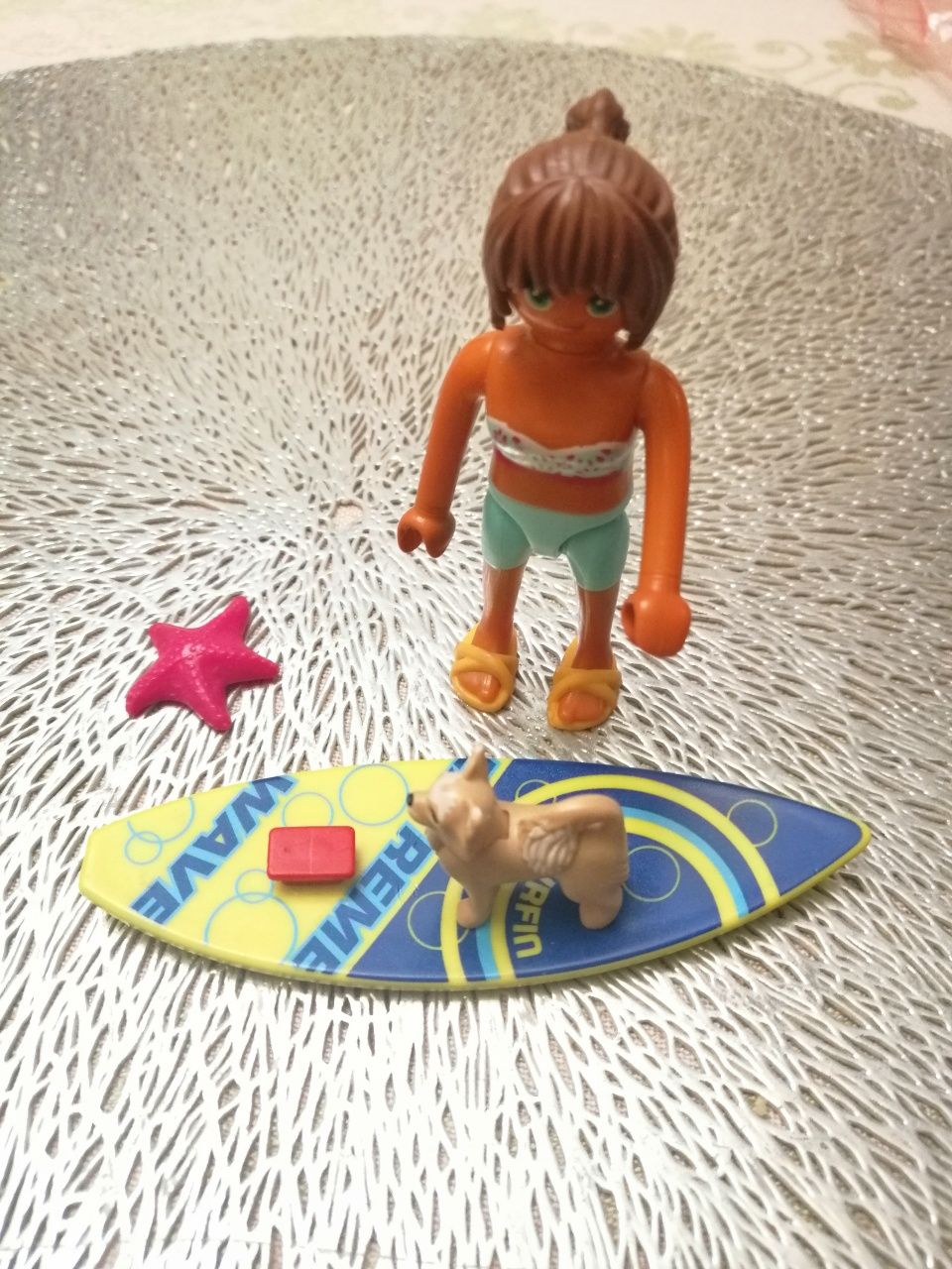 Playmobil dziewczynka na desce surfingowej