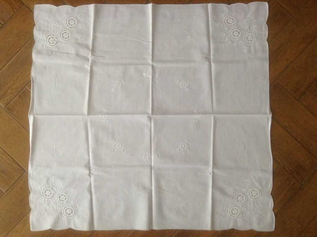 Zestaw 2 obrusów  bawełnianych 80 x 80cm z haftem Richelieu  lata 80.