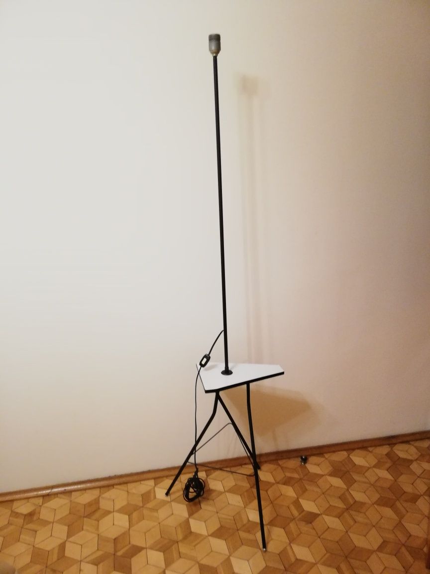 Lampa prl metalowa podłogowa ze stolikiem i półką