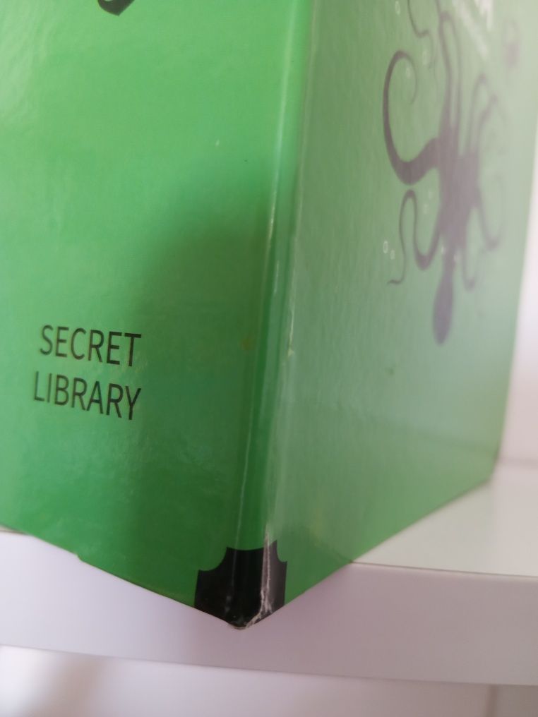 Livro falso, cofre com código