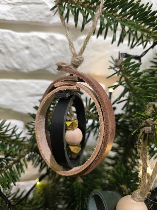 Ręcznie robiona ozdoba świąteczna – ozdoba ze skóry i drewna