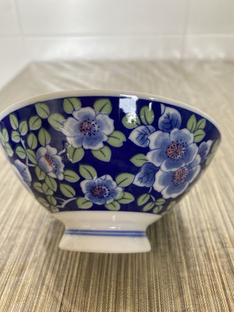 Antiga tigela de porcelana chinesa,
