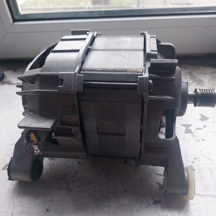 двигатель от стиральной машины Bosch.