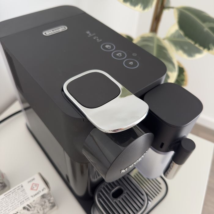 Máquina de café Nespresso Delonghi preta