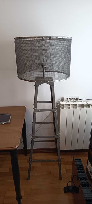 Candeeiro de pé estilo industrial