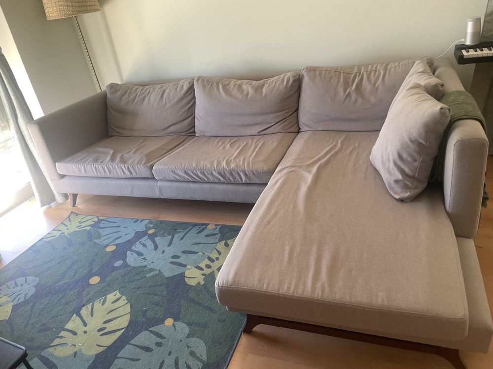Sofa com chaise long beje acinzentado da ANARIC.