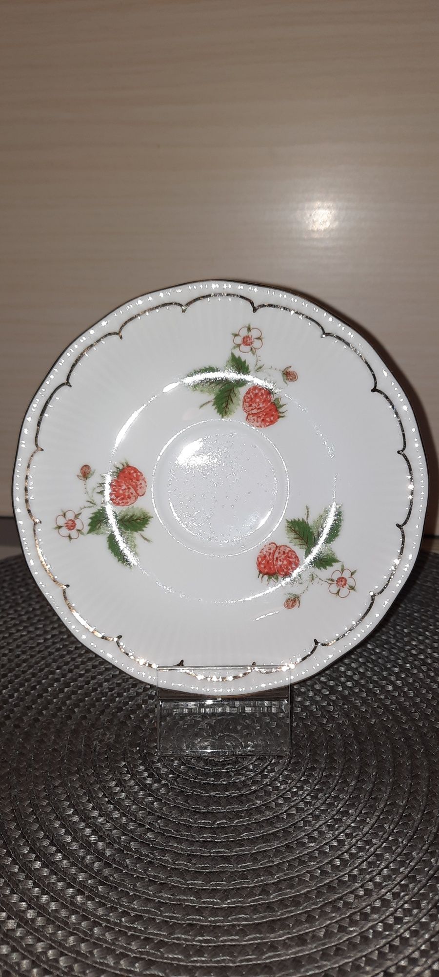Spodek porcelana Wałbrzych poziomki