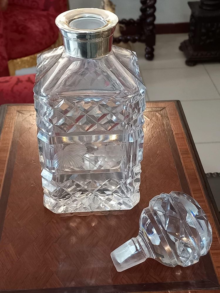 Garrafa  em cristal resplandecente. Gargalo em prata. Impecavel sem fa