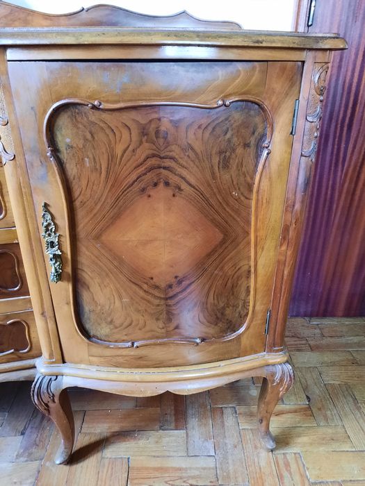 Aparador antigo com gavetas e portas