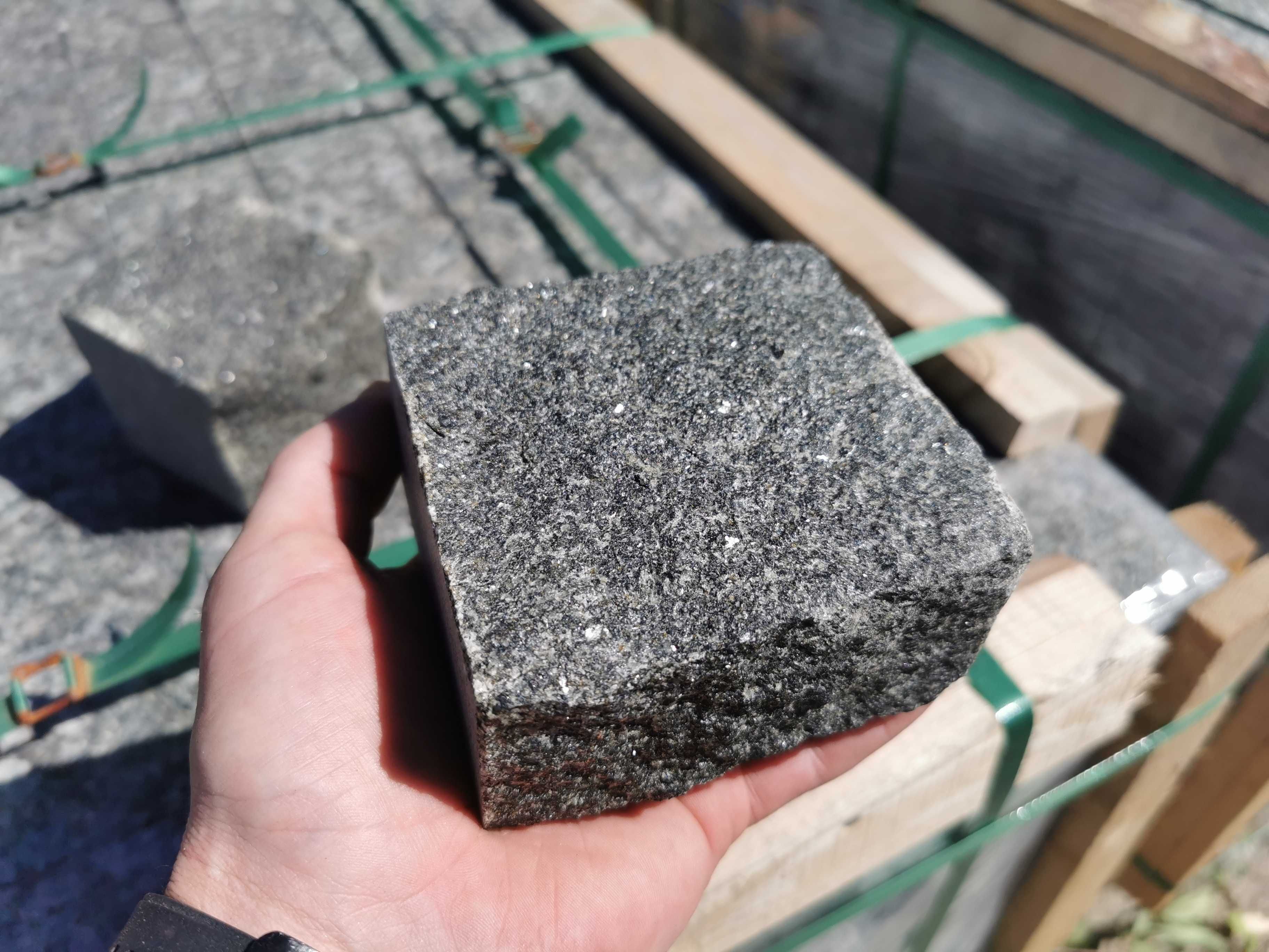 CZARNA Kostka Granitowa cięto-łupana Gabro na podjazdy, drogi, ścieżki