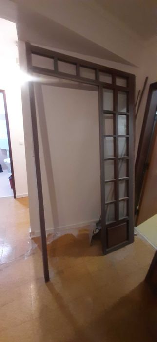 Porta de Madeira Maciça com Aro e Vidros Estilo Clássico