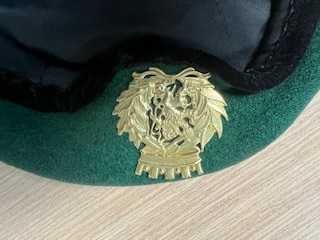 Boina Kangol paraquedista orlada a veludo preto