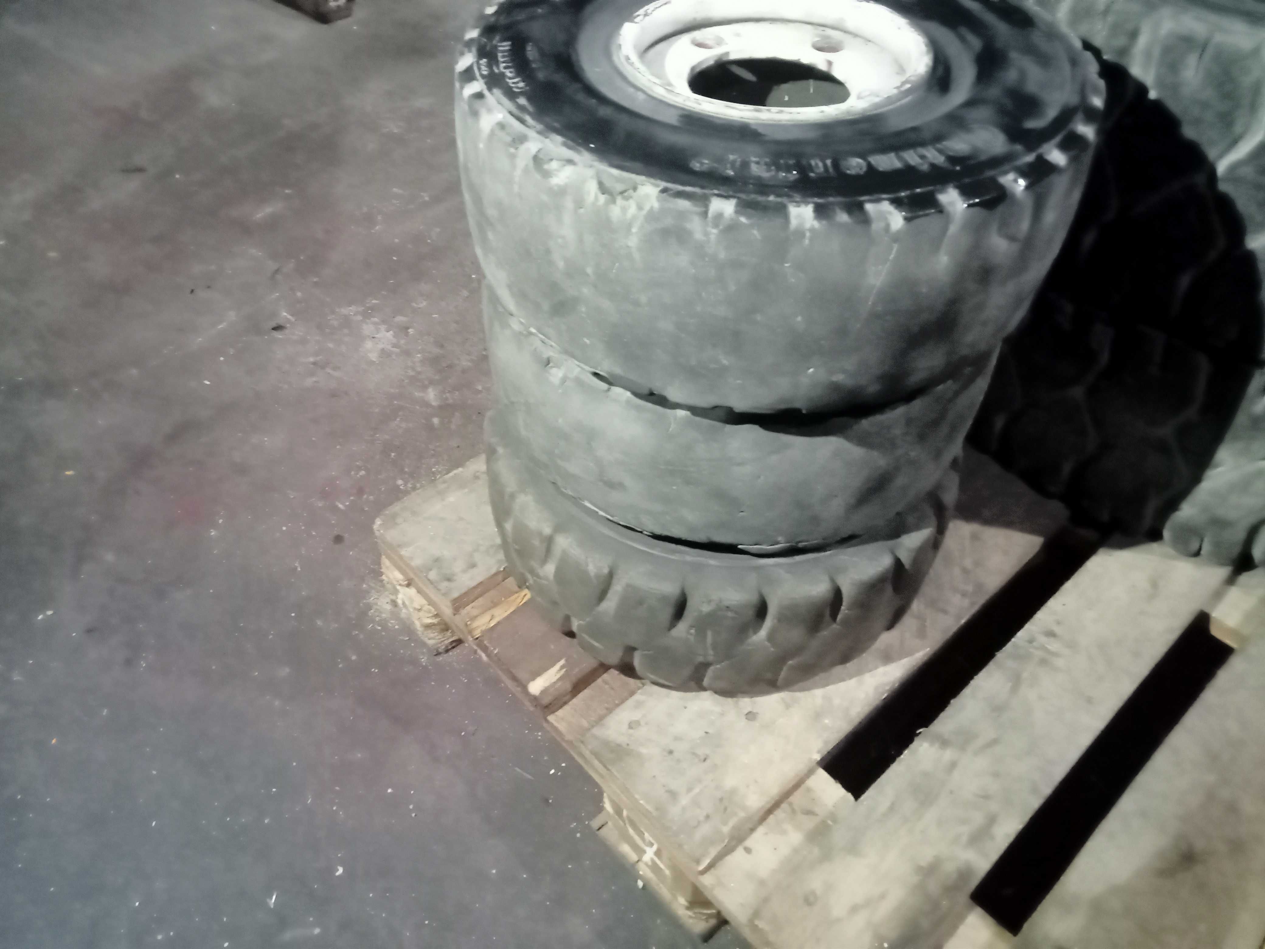REFP10A 2 PNEUS MACIÇOS CONTINENTAL 18X7-8 SC10