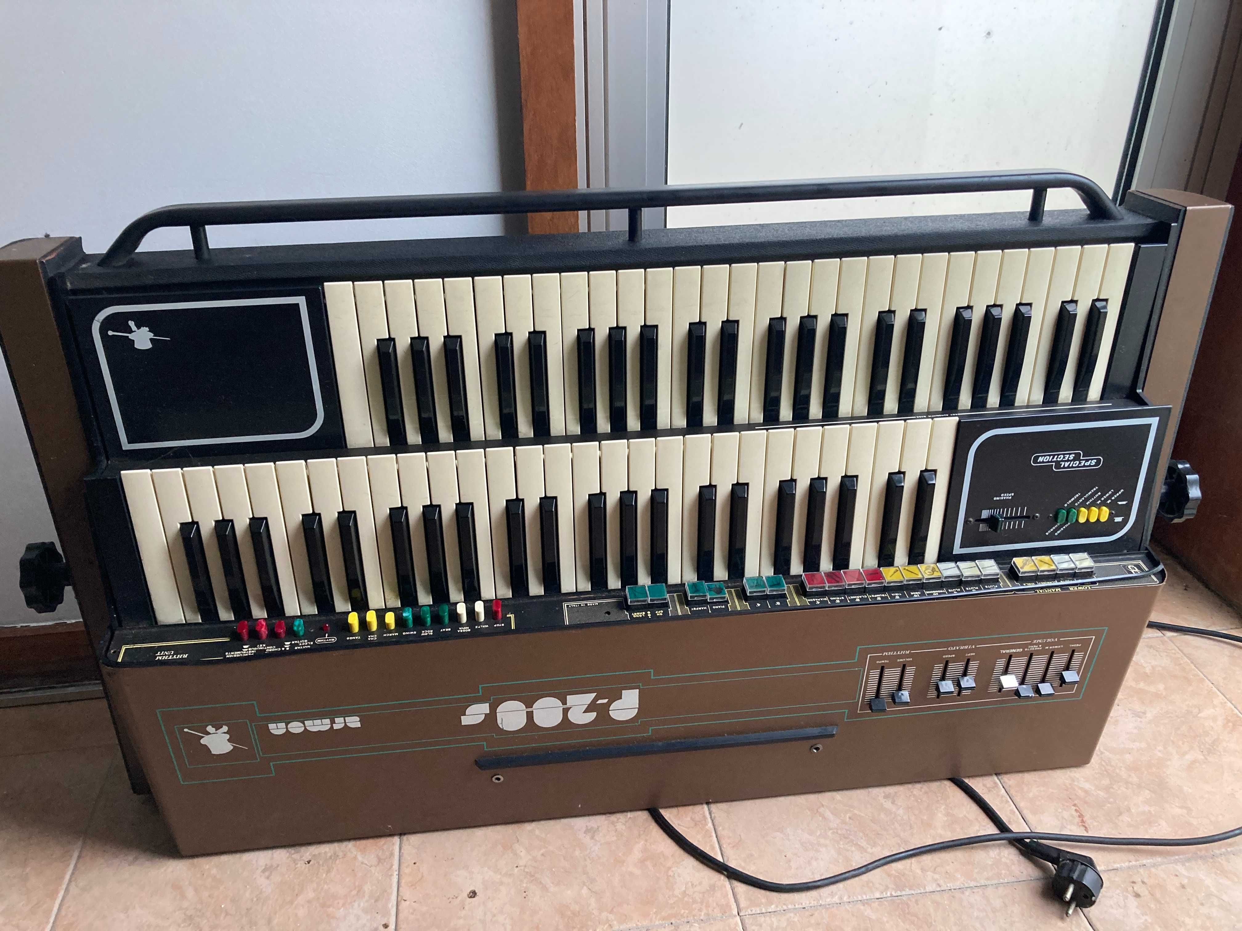 Piano, orgão a funcionar.
