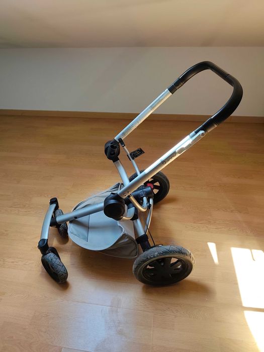 Carrinho de bebé Quinny Buzz Xtra com capa para a chuva