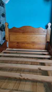 Łóżko ręcznie robione z litego sosnowego drewna
