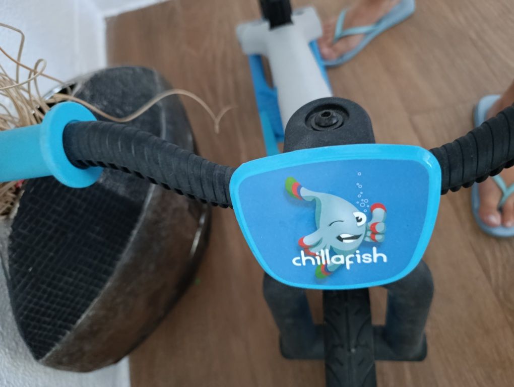 Bicicleta azul sem pedais