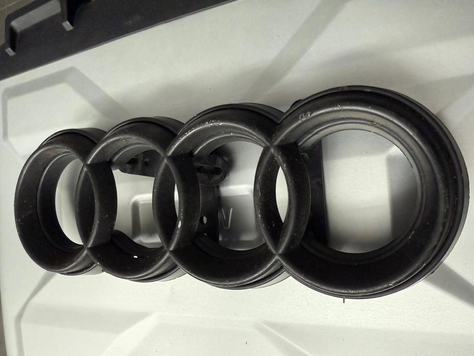 Emblemat audi a4 b6 kola czarne