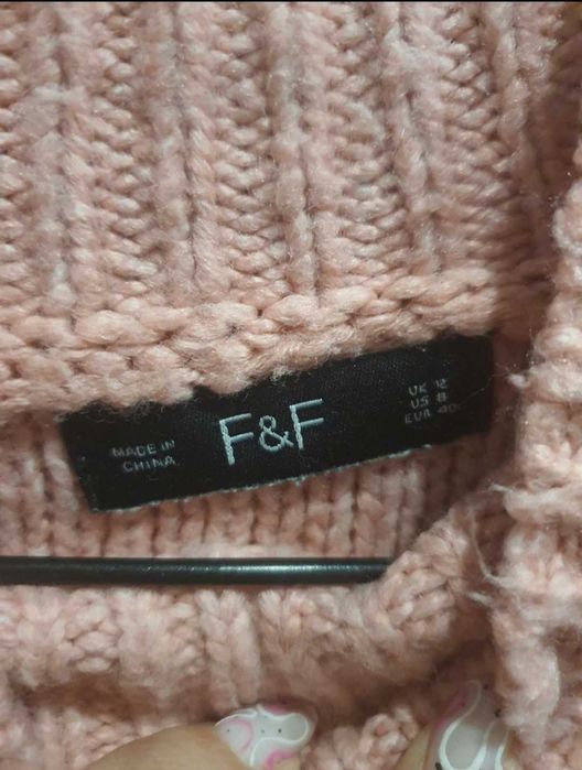 Jasnoróżowy sweter firmy F&F