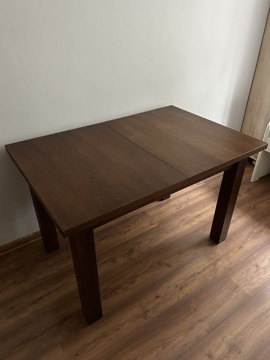 Stół rozkładany z krzesłami