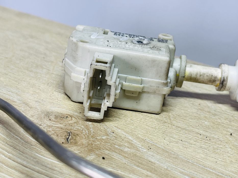 Активатор лючка бензобака Пассат Б6 лючок passat B6