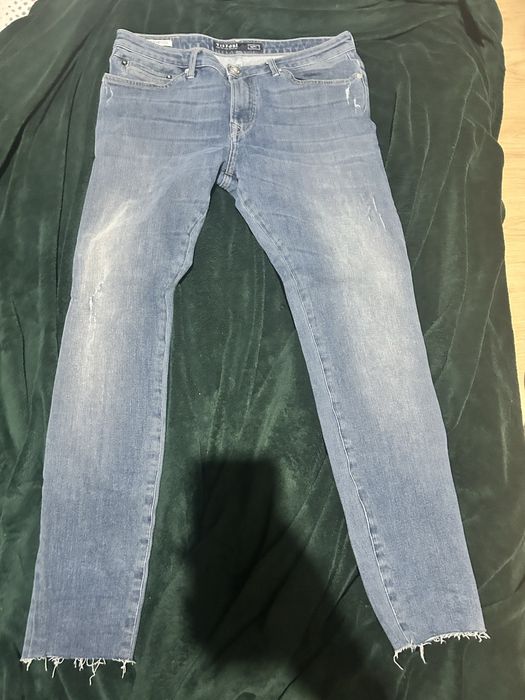 Calças a 10€ cada