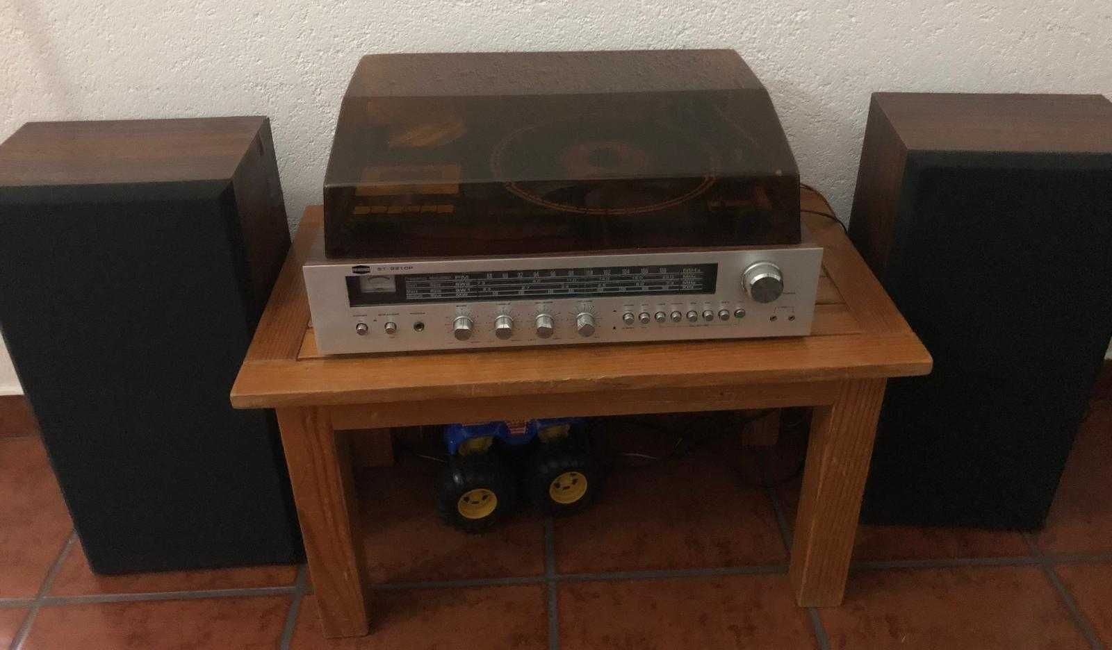 Aparelhagem com rádio gira-discos cassetes e duas colunas
