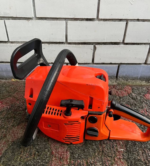 Бензопила в хорошому стані